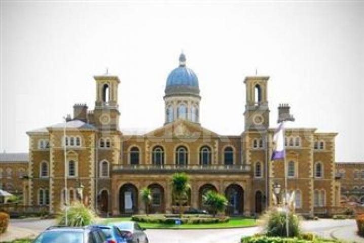 			MUST SEE!, 2 Bedroom, 1 bath, 1 reception Apartment			 Princess Park Manor, Friern Barnet